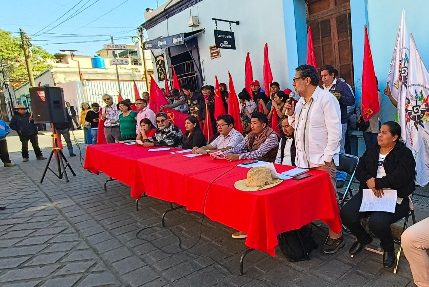 Organizaciones sociales protestan con bloqueo para exigir a la FGEO acepte recomendación de la DDHPO en relación a la desaparecido forzada de Lauro Juárez