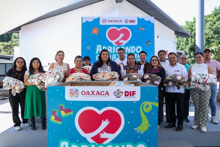 Aporta Coordinación de Comunicación Social cobijas a la colecta Abrigando Corazones 2025