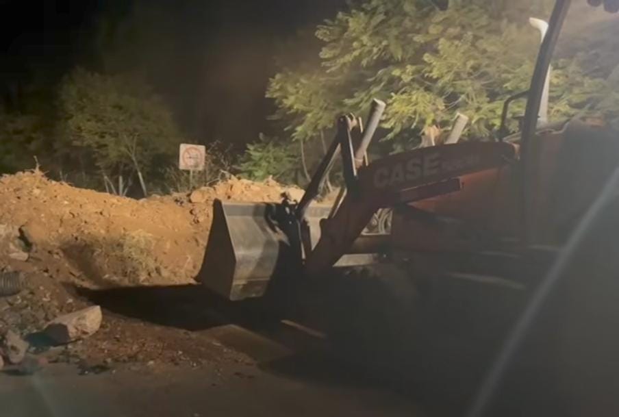 Continúa el bloqueo entre Tlalixtac y Huayapam, luego que ayer habitantes de Tlalixtac de Cabrera en asamblea acordaron cerrar el acceso hacia Huayapán como medida de presión, luego que estos no han reubicado el relleno sanitario, el cual está afectando arroyos y los mantos freáticos
