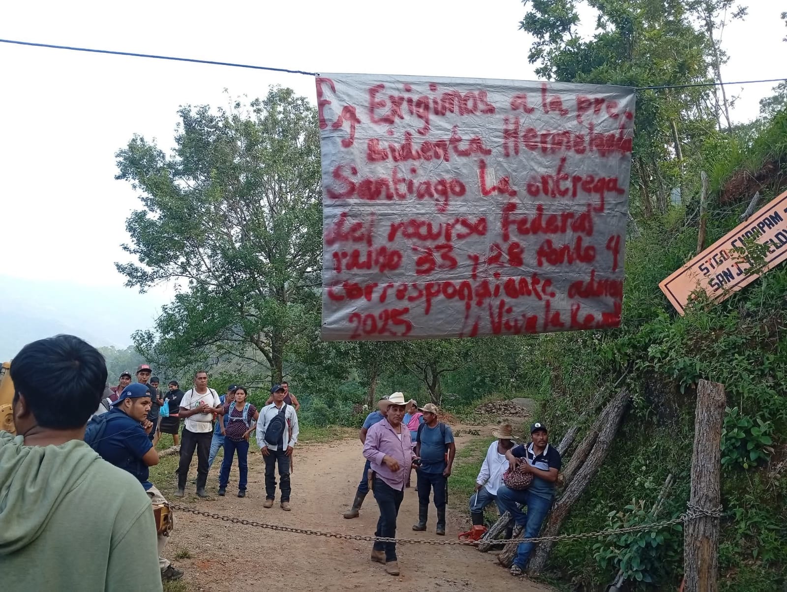 Latani bloquea paso a Yaveloxi; exige transparencia a sus recursos a su edil