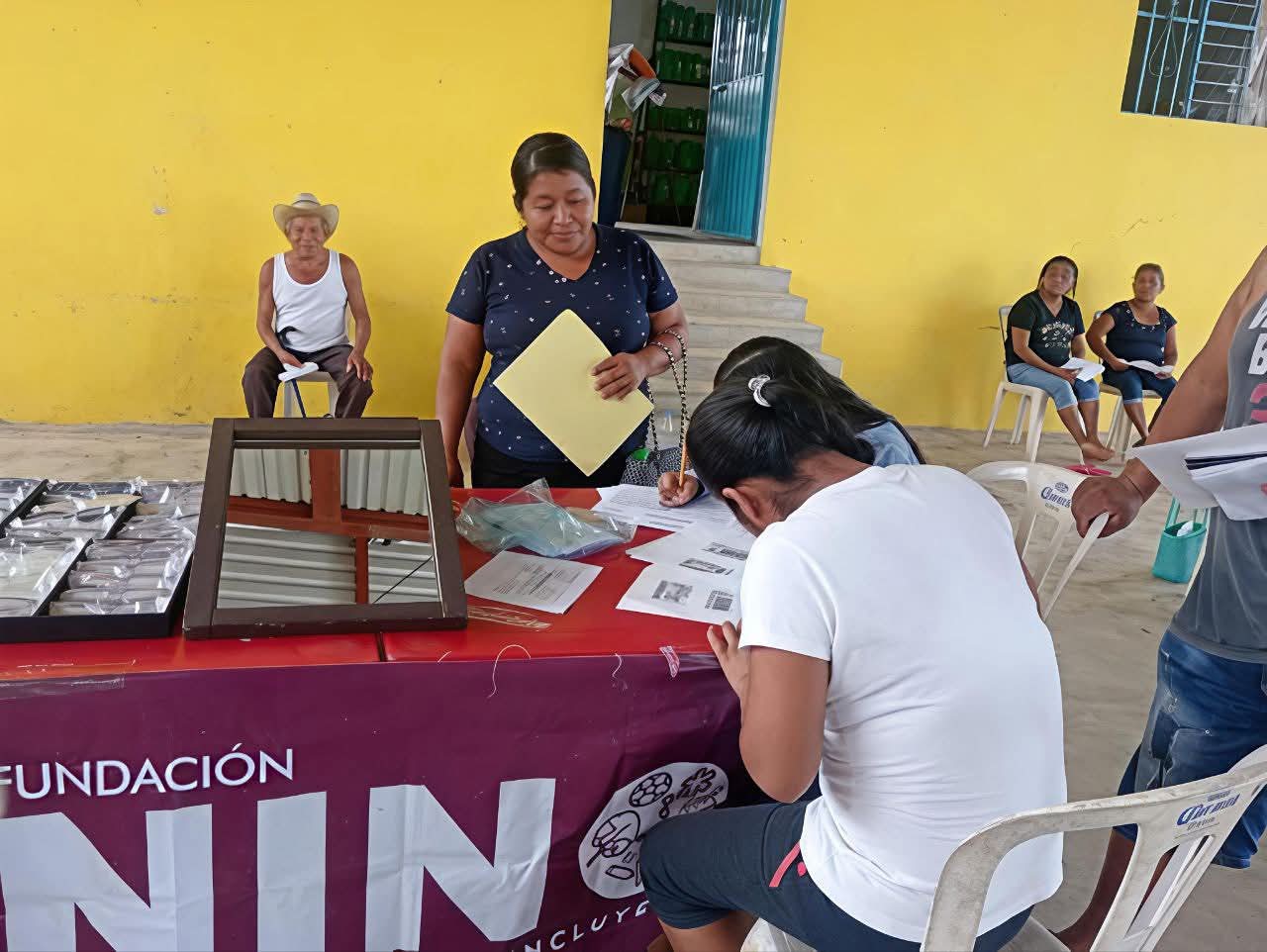 Entrega apoyos en Tuxtepec, fundación Nino