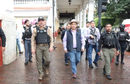 Detienen a escoltas de Carlos Manzo, los trasladan a Morelia