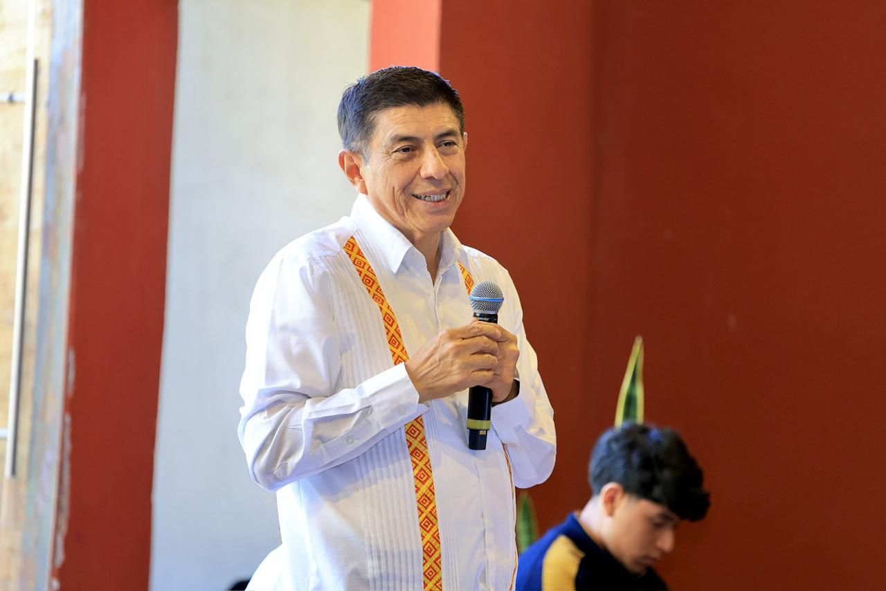 Impulsa Salomón Jara la lectura como herramienta de transformación social en las adolescencias