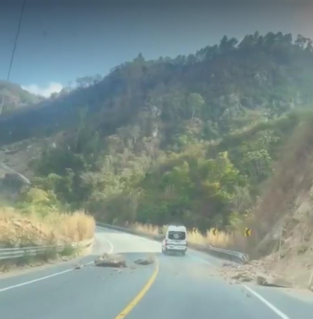 Reporta Protección Civil circulación intermitente en la autopista Barranca Larga–Ventanilla por caída de roca