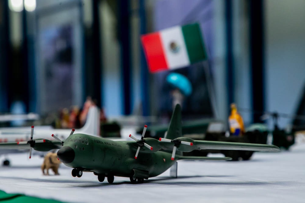 Invita Gobierno de Oaxaca a disfrutar de exposición fotográfica y de vehículos a escala del Ejército Mexicano