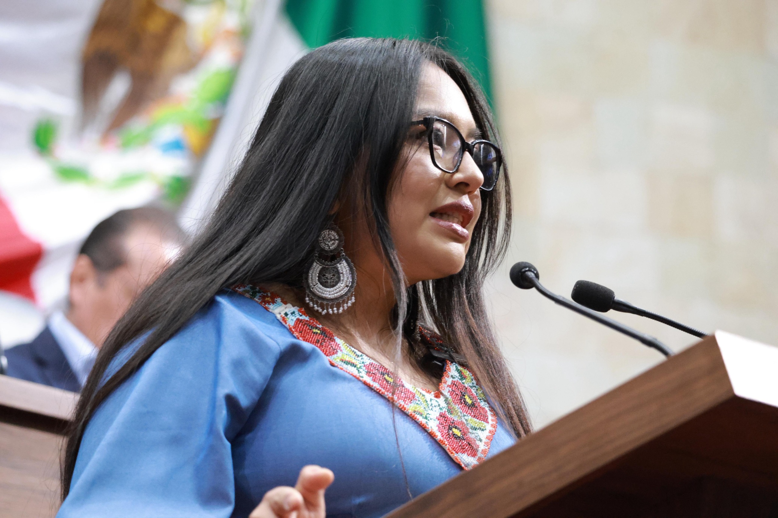 Congreso del Estado fortalece la participación ciudadana mediante los Comités de Contraloría Social y la rendición de cuentas en los ayuntamientos * La medida también busca garantizar la participación equitativa de las mujeres en la vida pública y robustecer el combate a la corrupción San Raymundo Jalpan, Oax., a 26 de febrero de 2026.- En Sesión Ordinaria, el Pleno del Congreso local aprobó el dictamen emitido por la Comisión Permanente de Fortalecimiento y Asuntos Municipales mediante el cual se reforman y adicionan diversas disposiciones de la Ley Orgánica Municipal del Estado de Oaxaca, con el objetivo de fortalecer los mecanismos de fiscalización ciudadana, garantizar la transparencia en el ejercicio de los recursos públicos y consolidar la participación social con perspectiva de igualdad de género en el ámbito municipal. La reforma establece nuevas obligaciones para los ayuntamientos en materia de contraloría social, promoviendo la integración formal de los Comités de Contraloría Social como órganos ciudadanos encargados de supervisar, vigilar y dar seguimiento a la ejecución de obras y programas financiados con recursos federales, estatales y municipales, fortaleciendo así la rendición de cuentas desde el territorio. Entre las adecuaciones aprobadas, se incorpora como atribución expresa de los ayuntamientos la promoción e instalación de los Comités de Contraloría Social y de la Contraloría Interna Municipal, garantizando además la capacitación de sus integrantes y la dotación de herramientas necesarias para el adecuado desempeño de sus funciones. Asimismo, se establece la obligación de las presidencias municipales de atender los requerimientos de información formulados por el Contralor Interno Municipal y por los propios Comités de Contraloría Social, los cuales deberán conformarse durante el primer trimestre del ejercicio fiscal correspondiente, asegurando su operación oportuna en la supervisión de las obras públicas. El decreto también precisa que los Comités de Contraloría Social estarán integrados por tres personas ciudadanas del municipio, electas mediante asamblea democrática en sus comunidades, agencias, colonias o localidades beneficiadas, incorporando de manera obligatoria el principio de paridad de género. Además, se establecen requisitos específicos para evitar conflictos de interés, prohibiendo la participación de servidores públicos, dirigentes políticos o religiosos, contratistas, proveedores o familiares directos de integrantes del cabildo. De igual manera, se fortalecen las atribuciones de estos órganos ciudadanos al facultarlos para integrar informes trimestrales derivados de la supervisión de obras, intervenir en los procesos de entrega-recepción y comunicar directamente a las personas beneficiarias los resultados del seguimiento realizado, promoviendo una vigilancia social efectiva y transparente. Como parte de las medidas complementarias, los ayuntamientos deberán garantizar la difusión periódica de la información financiera y del avance físico de las obras públicas en los estrados municipales, asegurando el derecho de las comunidades al acceso a la información y fomentando la máxima publicidad en el manejo de los recursos públicos. El dictamen deriva de la iniciativa presentada por la diputada Dulce Belén Uribe Mendoza, orientada a robustecer el marco jurídico de la contraloría social y asegurar que la integración de estos comités responda a procesos auténticamente democráticos, evitando designaciones discrecionales y fortaleciendo la vigilancia imparcial del gasto público.