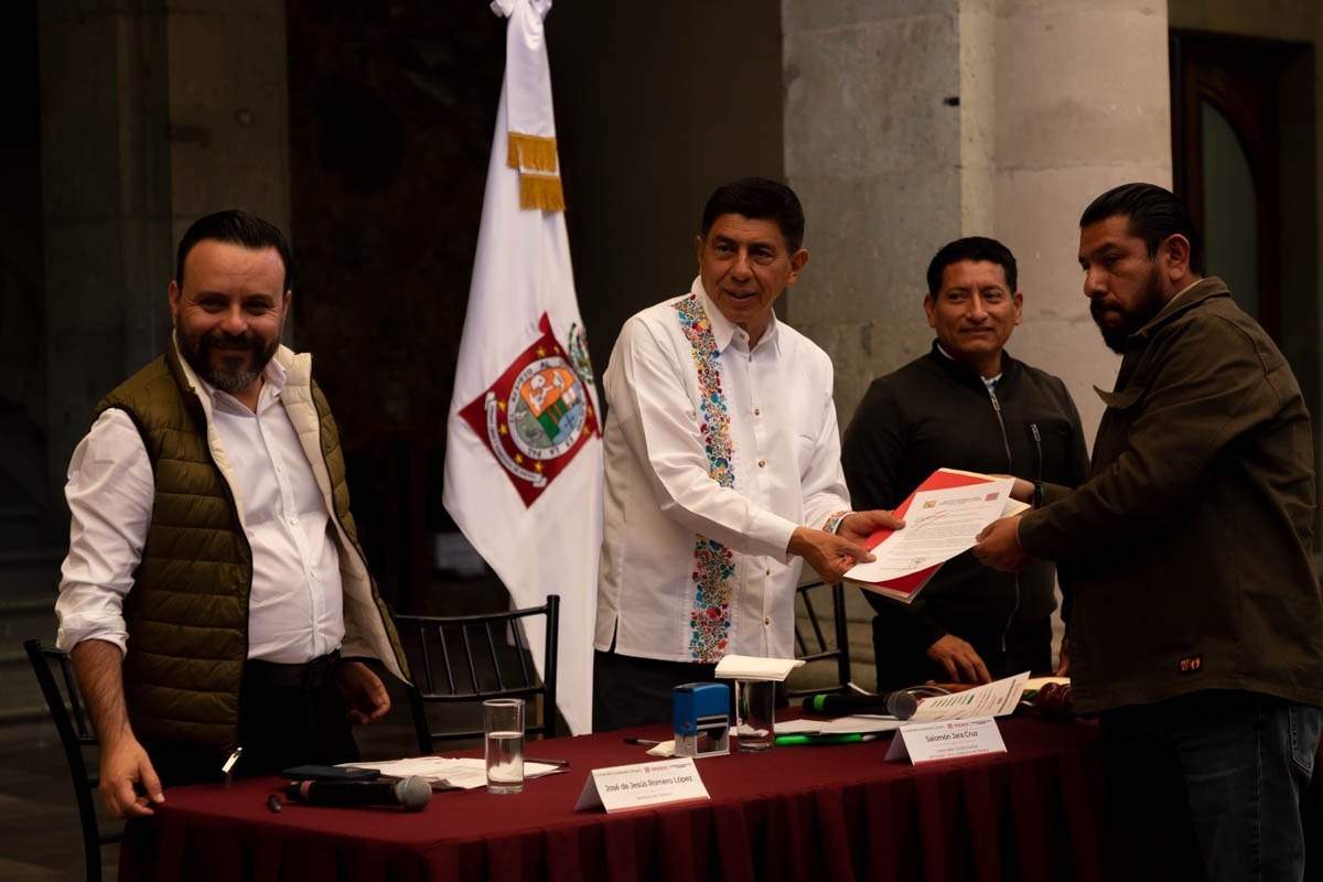 Recibe Gobernador Salomón Jara pliego petitorio del Frente Popular Revolucionario