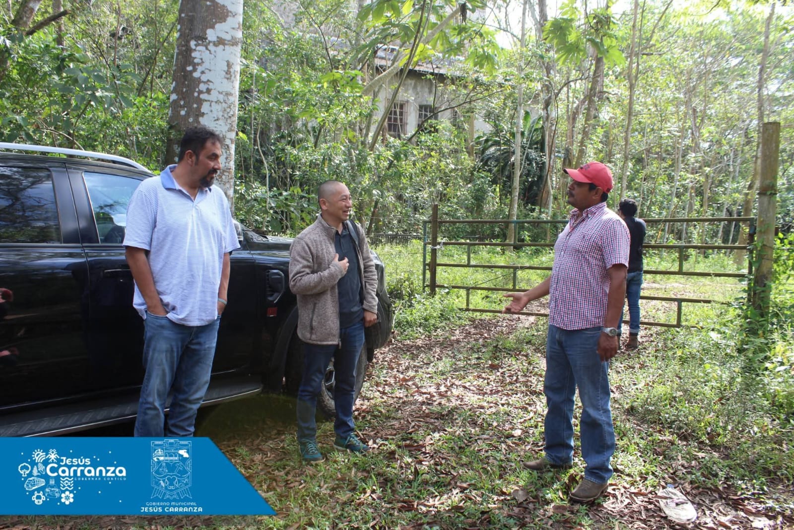 Personal de la UV visita la ex hacienda y tumbas japonesas en "La Oaxaqueña"
