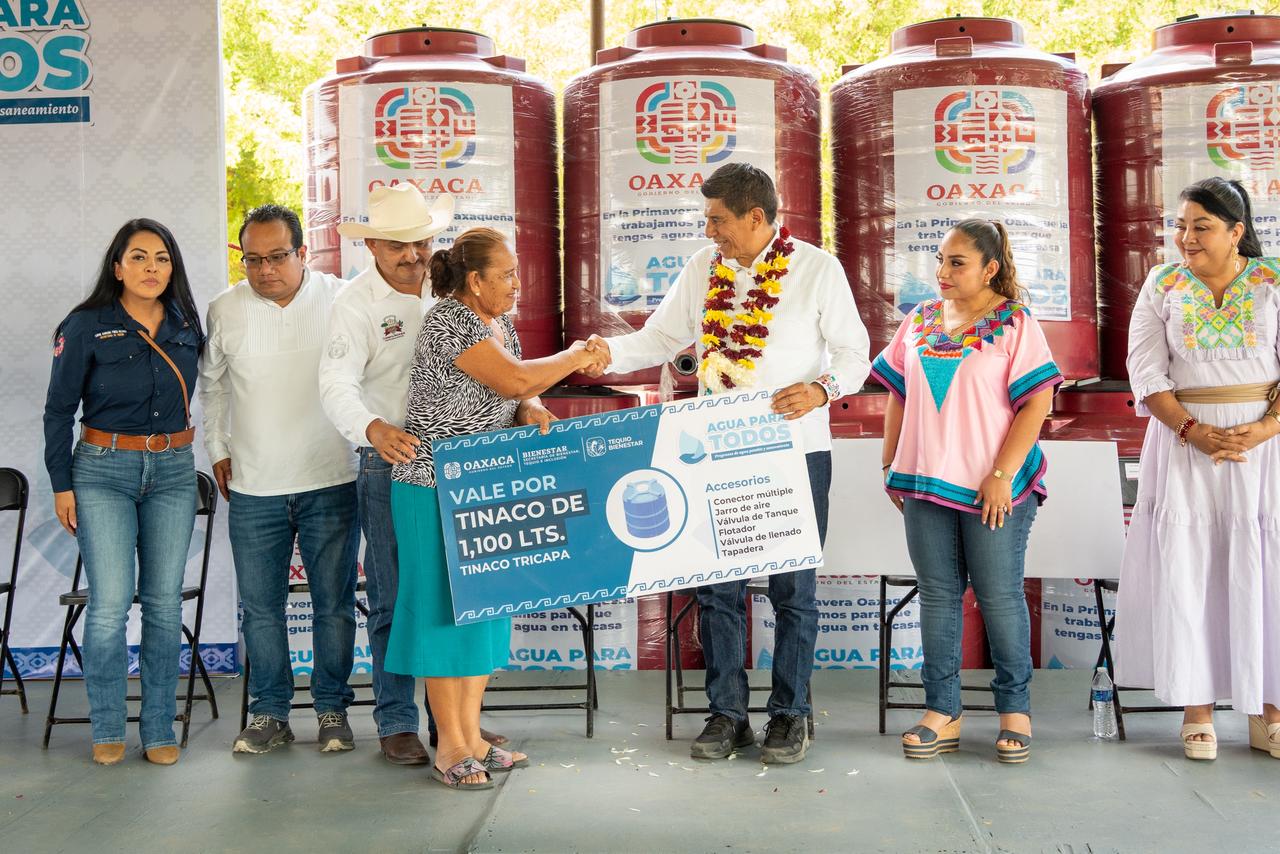 ”AGUA PARA TODAS Y TODOS” LLEGA A POCHUTLA CON ENTREGA DE TINACOS