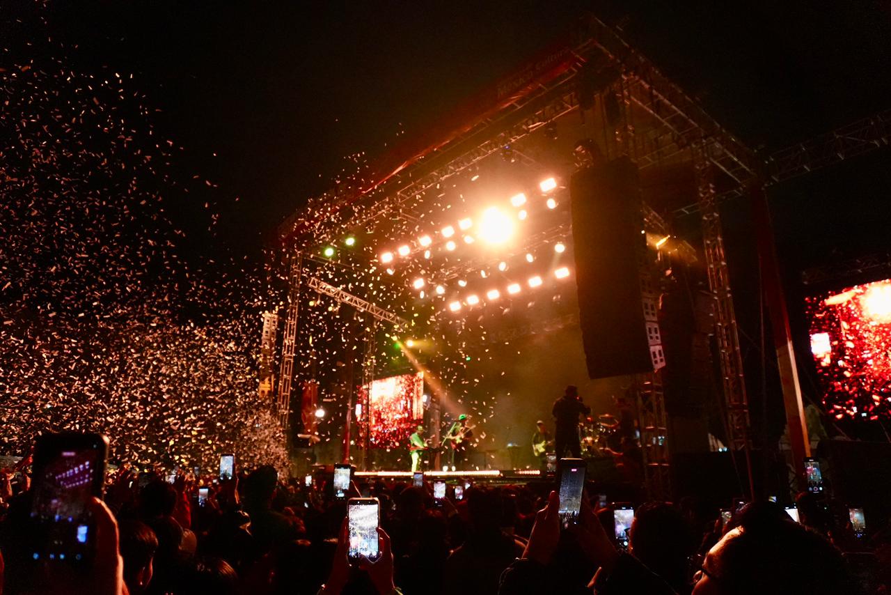 Ciudadanía oaxaqueña cantó y bailó con Caloncho por la paz * Este concierto organizado por el Gobierno de México y que forma parte del Circuito Nacional de Festivales por la Paz, terminó con saldo blanco Oaxaca de Juárez, Oax. 28 de marzo de 2026.- La energía y explosión estremecieron la Plaza de la Danza con la presencia de Caloncho, quien hizo bailar y cantar a las personas asistentes con su característico estilo que fusiona pop y ritmos tropicales, concierto financiado por el Gobierno de México como parte del Circuito Nacional de Festivales por la Paz. Desde temprana hora, cientos de adolescentes, jóvenes y adultos arribaron a este lugar para ser las y los primeros en disfrutar de este evento, que contó con seguridad y protección para todas y todos, en coordinación con el Gobierno de Oaxaca, que fortalece el tejido social, promueve la cultura y recupera espacios públicos. En una atmósfera de alegría colectiva que reafirmó el poder de la música como herramienta de encuentro y construcción de paz, el artista interpretó al unísono con las y los asistentes, temas como Palmar, Optimista, Los animales, Bésame morenita, Wacha checa, entre otros. La habilidad para mezclar géneros y brindar un sonido auténtico a su música, han posicionado al sonorense Óscar Alfonso Castro Valenzuela, conocido artísticamente como Caloncho, en una figura destacable en la musica contemporánea a nivel nacional e internacional. Con espacios públicos llenos y una participación activa de la ciudadanía, este espectáculo se consolidó como una muestra de que la cultura puede transformar entornos, fortalecer la convivencia y abrir alternativas positivas para las juventudes. Cabe destacar que esta estrategia federal, impulsada a través de la Secretaría de Cultura realiza conciertos y festivales gratuitos en las 32 entidades del país.