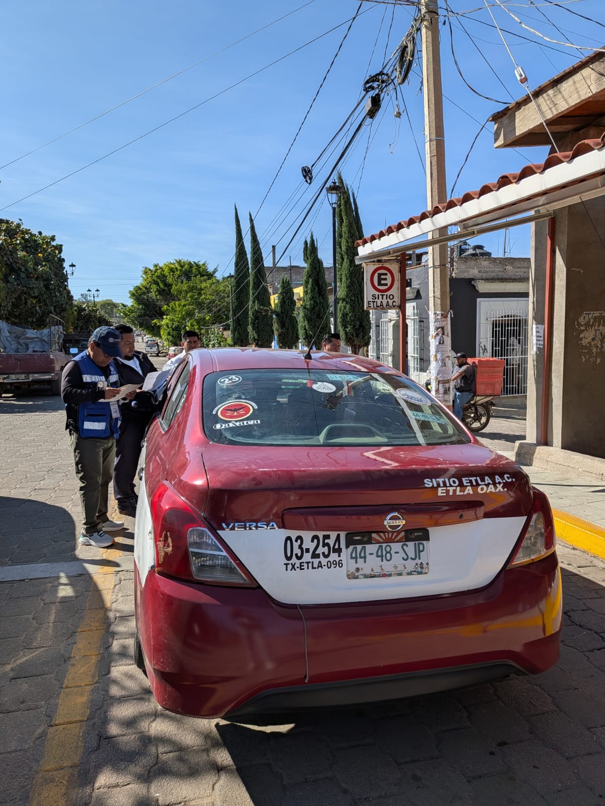 Actualizó Semovi 21 tarifas en diversos municipios de Oaxaca • La dependencia realizó estudios técnicos de factibilidad, que incluyeron análisis de costos, condiciones de operación y evaluación de la dinámica de movilidad Oaxaca de Juárez, Oax. 31 de marzo de 2026.- Con el objetivo de fortalecer el orden, certeza jurídica y regulación del servicio de transporte público, la Secretaría de Movilidad (Semovi) ha realizado hasta la fecha, la actualización de 21 tarifas en diversos municipios del estado. Estas acciones forman parte de una estrategia institucional para atender el rezago acumulado en materia tarifaria, ya que en varios casos no se contaba con una revisión oficial desde hace más de 10 años. Para su determinación, la dependencia realizó estudios técnicos de factibilidad, que incluyeron análisis de costos, condiciones de operación y evaluación de la dinámica de movilidad en cada localidad. Asimismo, los procesos se desarrollaron en coordinación con las autoridades municipales, a fin de validar su aplicación y asegurar su correcta implementación. La Semovi informó que, previo a estas actualizaciones, en muchas demarcaciones las y los concesionarios ya operaban en la práctica con tarifas similares, aunque sin un sustento normativo vigente, lo que generaba incertidumbre en el servicio. Algunos municipios donde se llevaron a cabo estas acciones fueron: Ixtlán de Juárez, Santa María Huatulco, Santiago Suchilquitongo, San Juan Bautista Tuxtepec, San Pedro Huilotepec, Santa María Atzompa y Santos Reyes Nopala.