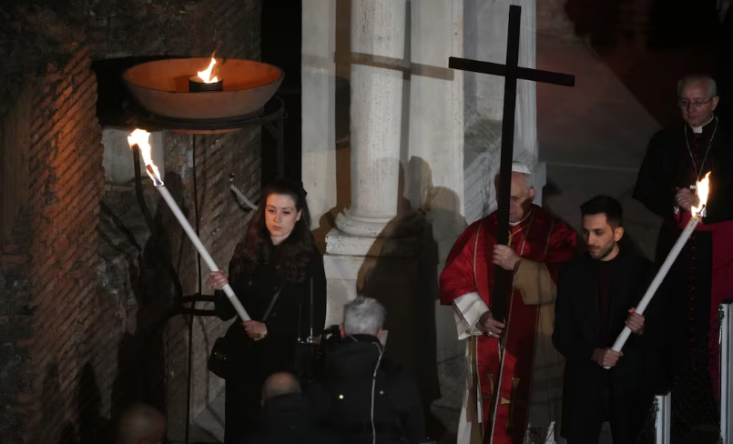 Papa León XIV retoma tradición de cargar la cruz durante toda la procesión del Viernes Santo; es su primer Viacrucis