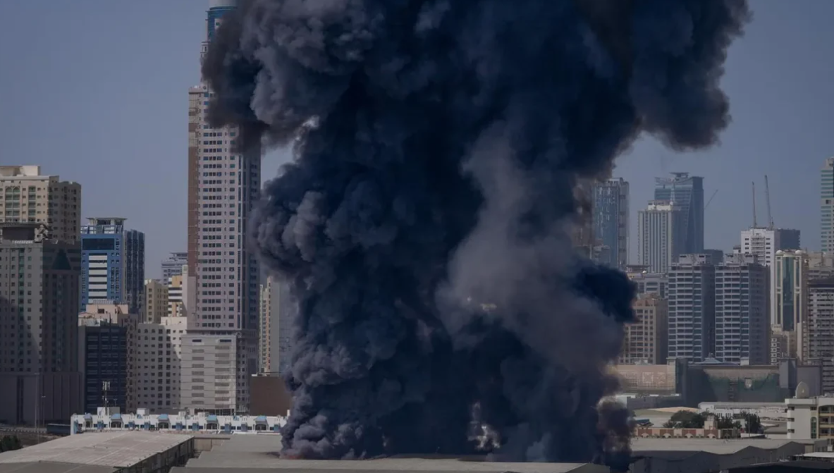 Por qué publicar en redes sociales en los países del Golfo podría llevarte a la cárcel y a la deportación en medio de la guerra en Irán