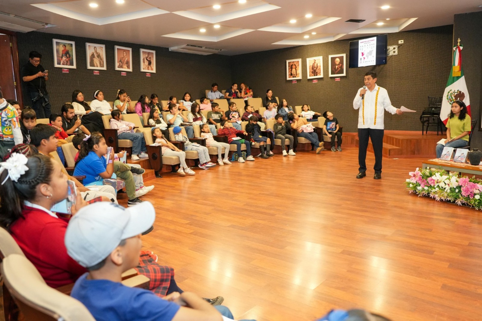 Comparte Salomón Jara lectura con estudiantes de Valles Centrales