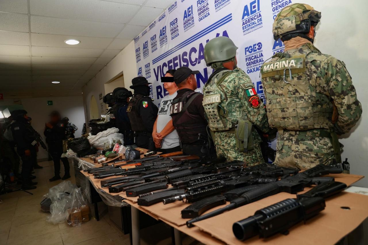 Fiscalía de Oaxaca y Gabinete de Seguridad capturan a objetivo prioritario y nuevo líder de célula criminal de Ocotlán, asegurando drogas, armas de alto poder, granadas y explosivos