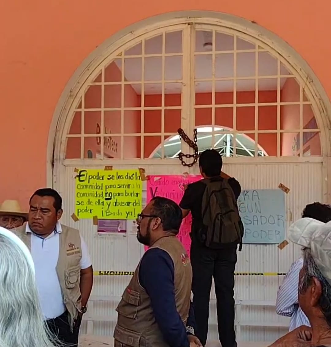 Ciudadanos liberan el palacio municipal de San Marcos Arteaga