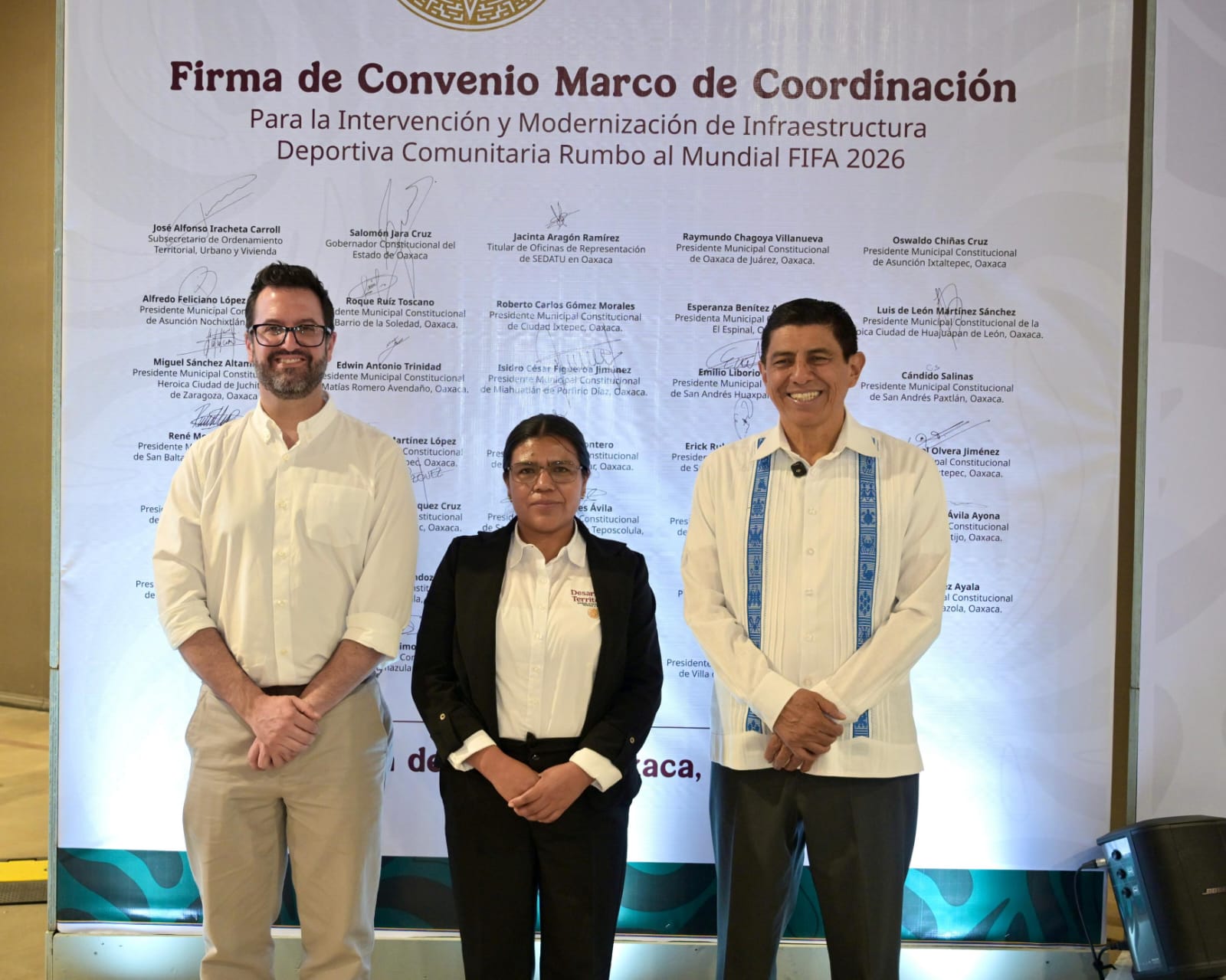 Firma Salomón Jara Convenio para mejorar la infraestructura deportiva en Oaxaca ⚽✍🏾 🥅 El Gobernador Salomón Jara Cruz firmó el Convenio Marco de Coordinación Para la Intervención y Modernización de Infraestructura Deportiva Rumbo al Mundial FIFA 2026, a través del cual se garantiza la construcción y rehabilitación de canchas de fútbol. 🏃🏾🏃🏾‍♀️Se trata de una estrategia de nivel federal de la Secretaría de Desarrollo Agrario, Territorial y Urbano, que forma parte del programa Mundial Social para llevar el arte, cultura y deportes a las comunidades. 🪏 Se intervendrán instalaciones deportivas en 30 demarcaciones de Oaxaca 🥅 Mil 200 canchas de fútbol en todo el país se verán beneficiadas. 💵 La inversión nacional será de 2 mil millones de pesos. 🙋🏾‍♀️🙋🏾 Durante la signa de este convenio, se conformó el Comité Estatal de Proyectos Comunitarios, para dar seguimiento a la infraestructura deportiva asegurando el avance y transparencia de las obras.
