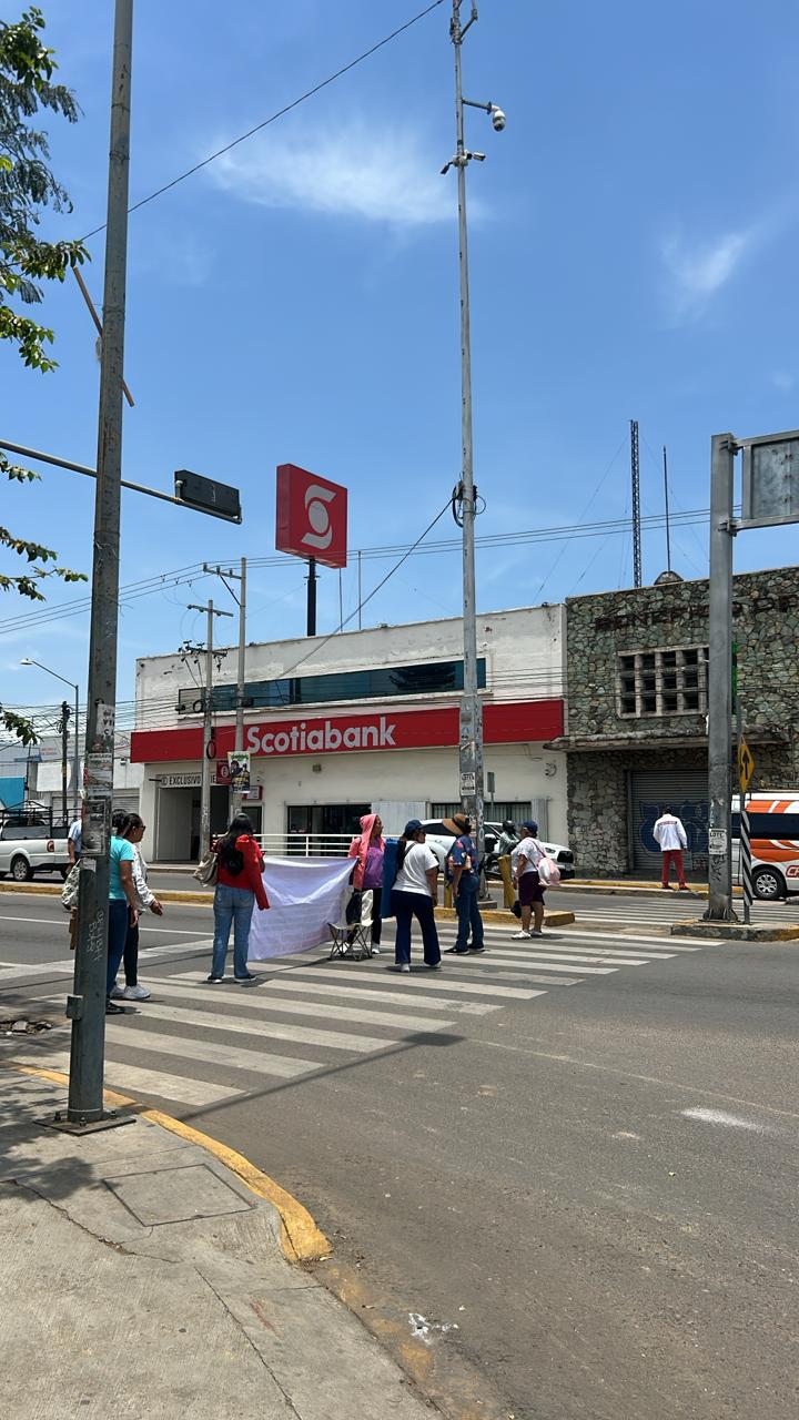 Trabajadores PAAE bloquean crucero del estadio de béisbol en Oaxaca