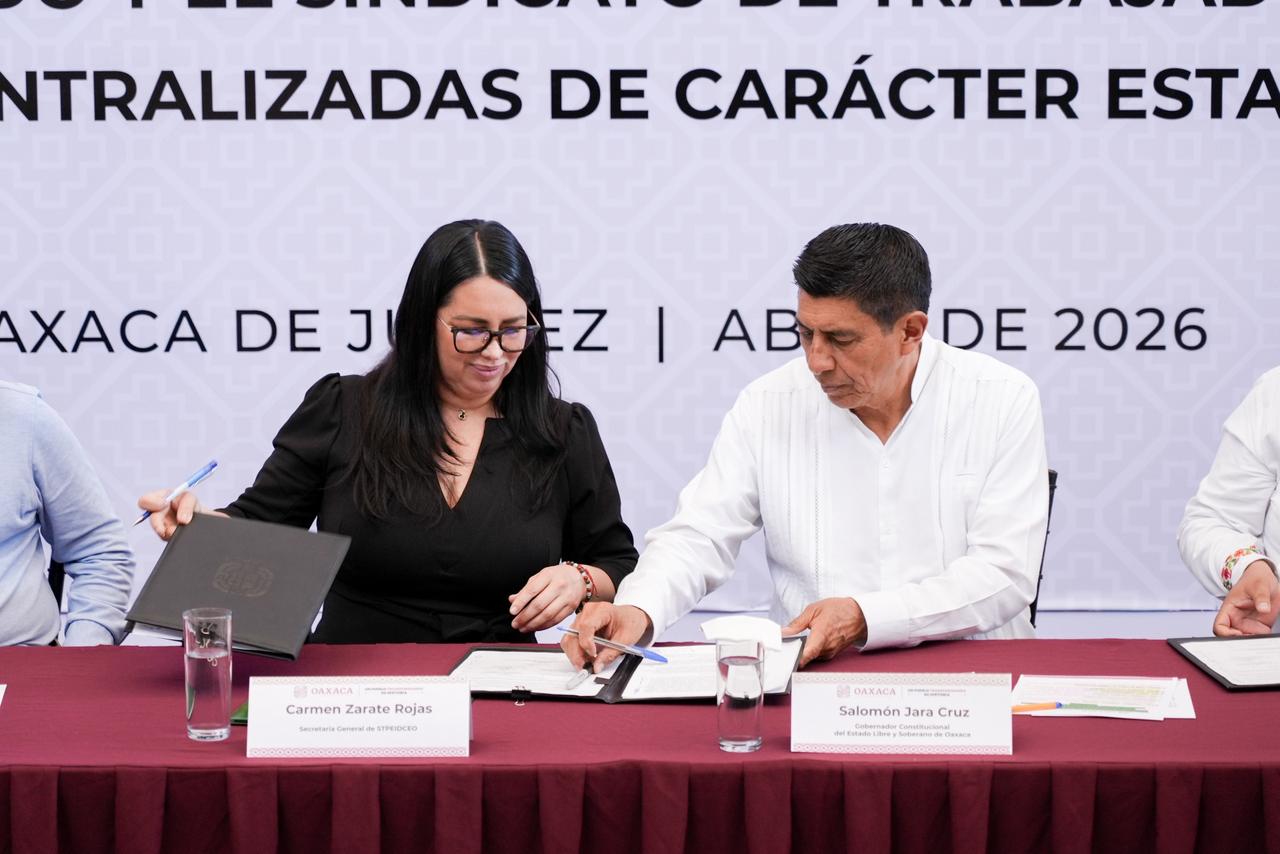 Firman Gobierno de Oaxaca y STPEIDCEO Convenio del Pliego Petitorio 2026 • El titular del Poder Ejecutivo, Salomón Jara Cruz reiteró su total respeto y respaldo a las y los agremiados Oaxaca de Juárez, Oax. 27 de abril de 2026.- El Gobierno del Estado y el Sindicato de Trabajadores de los Poderes del Estado e Instituciones Descentralizadas de Carácter Estatal de Oaxaca (STPEIDCEO) firmaron este 27 de abril el Convenio del Pliego Petitorio 2026. Dentro de la ceremonia realizada en Palacio de Gobierno, el titular del Poder Ejecutivo Salomón Jara Cruz destacó que este acto representa la expresión legítima de quienes, con su esfuerzo cotidiano sostienen el funcionamiento de diversas instituciones. “Ustedes son aliadas y aliados indiscutibles de la transformación de Oaxaca, desde cada oficina, dependencia y espacio de atención para la ciudadanía, su trabajo hace posible que los derechos se materialicen y que las políticas públicas lleguen a donde más se necesitan”, resaltó. En tanto, el titular de la Secretaría de Administración, Noé Hernández Rito enfatizó que este evento no solo es un trámite, sino responsabilidad institucional y compromiso legítimo con la prosperidad de las y los trabajadores al servicio del estado. “Cuando hay diálogo verdadero y escucha sincera se siembran las bases de la paz laboral y estabilidad que Oaxaca merece. Tenemos la certeza de que cuando hay voluntad por caminar y trabajar juntos, los resultados llegan y benefician a todas y todos”, finalizó. Por su parte, la secretaria general del STPEIDCEO, Carmen Zárate Rojas indicó que, con la firma de este acuerdo, se refleja una negociación seria, responsable y con visión, lo que se traduce en mejores condiciones para las y los agremiados al sindicato.