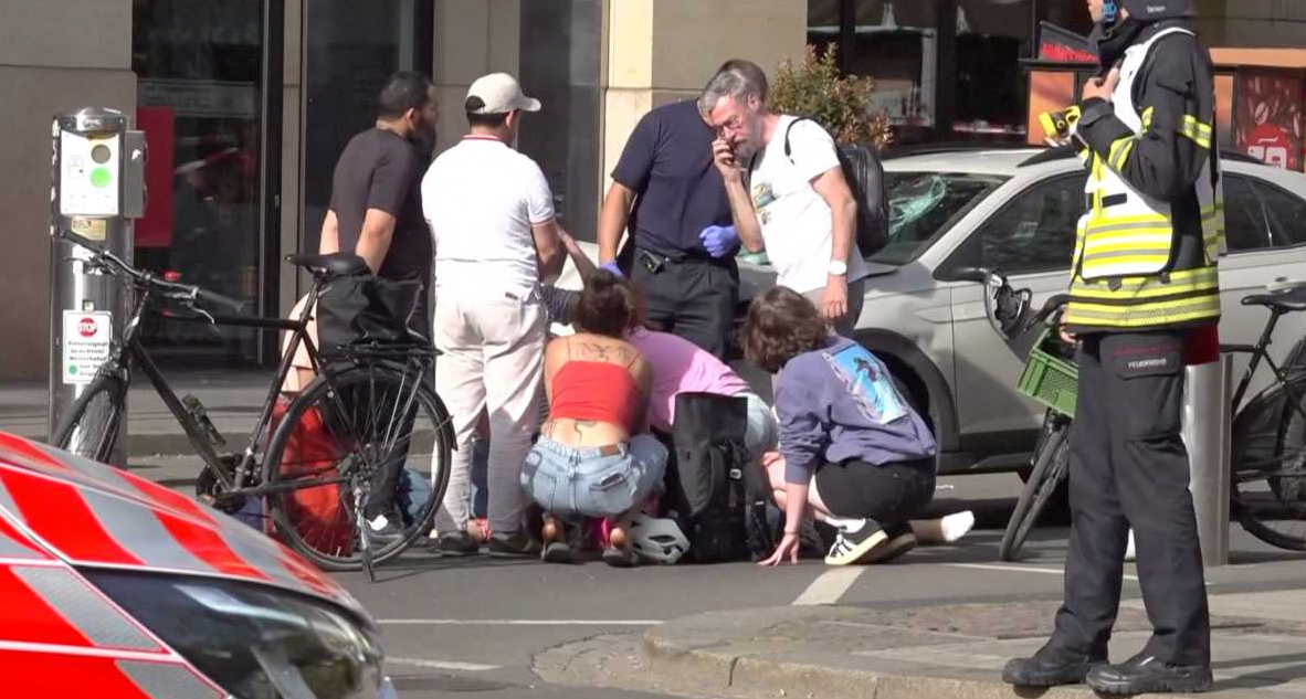 Vehículo atropella a varias personas en Alemania; hay 2 muertos y varios heridos