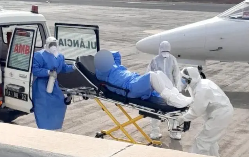 Identifican cepa andina de hantavirus que se transmite entre humanos en el brote mortal del crucero que zarpó de Argentina Una cepa poco común del hantavirus, que puede transmitirse entre personas que mantienen un contacto estrecho y prolongado, ha sido detectada en pacientes afectados por un brote mortal a bordo de un crucero en el Atlántico. El Ministerio de Salud de Sudáfrica informó que la cepa andina del virus fue detectada en dos personas que fueron evacuadas de la embarcación hacia ese país. Tres pasajeros del MV Hondius han muerto desde que el crucero zarpó desde Argentina hace alrededor de un mes en un viaje a través del océano Atlántico. Otras tres personas con síntomas fueron evacuadas el miércoles por la mañana para que recibieran atención médica en los Países Bajos, según informó la Organización Mundial de la Salud (OMS). Las personas evacuadas son un británico de 56 años, un ciudadano neerlandés de 41 y una alemana de 65, según el Ministerio de Asuntos Exteriores de los Países Bajos.