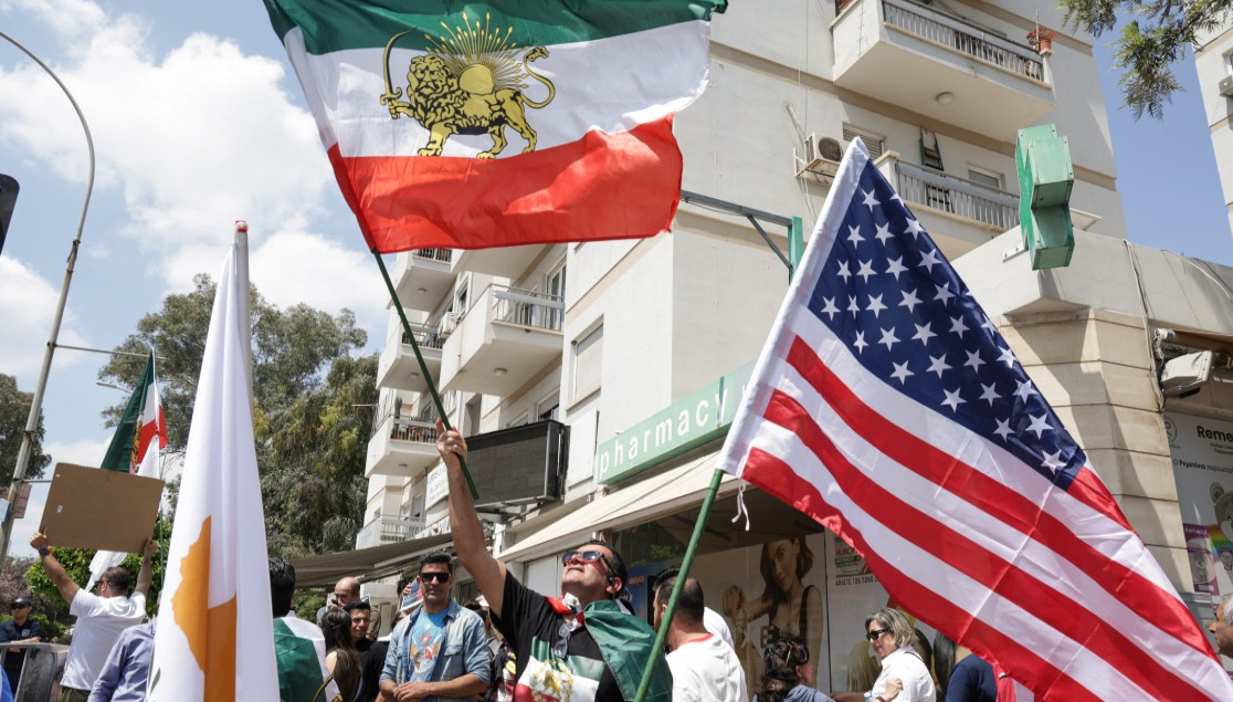 Irán y Estados Unidos ven posible acuerdo para poner fin a la guerra; persisten diferencias por tema nuclear Altos funcionarios estadounidenses e iraníes señalaron este sábado que existe posibilidad de alcanzar un entendimiento inicial, aunque permanecen diferencias relacionadas con el programa nuclear iraní y otros temas vinculados al conflicto en la región. El secretario de Estado de Estados Unidos, Marco Rubio, afirmó que podrían darse anuncios en los próximos días sobre el proceso de negociación. “Existe la posibilidad de que, ya sea más tarde hoy, mañana o dentro de un par de días, tengamos algo que anunciar”, declaró Rubio durante una conferencia con periodistas en Nueva Delhi. Además, indicó que hubo avances en las conversaciones, aunque sostuvo que no puede descartarse una reanudación de ataques estadounidenses contra Irán bajo decisión del presidente Donald Trump.