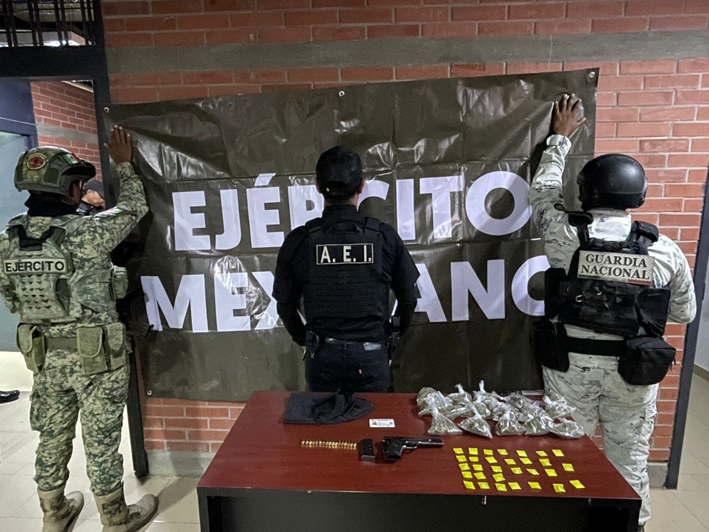 Ejecuta FGEO tres cateos en Miahuatlán de Porfirio Díaz; aseguran drogas, armas de fuego y detienen a tres personas