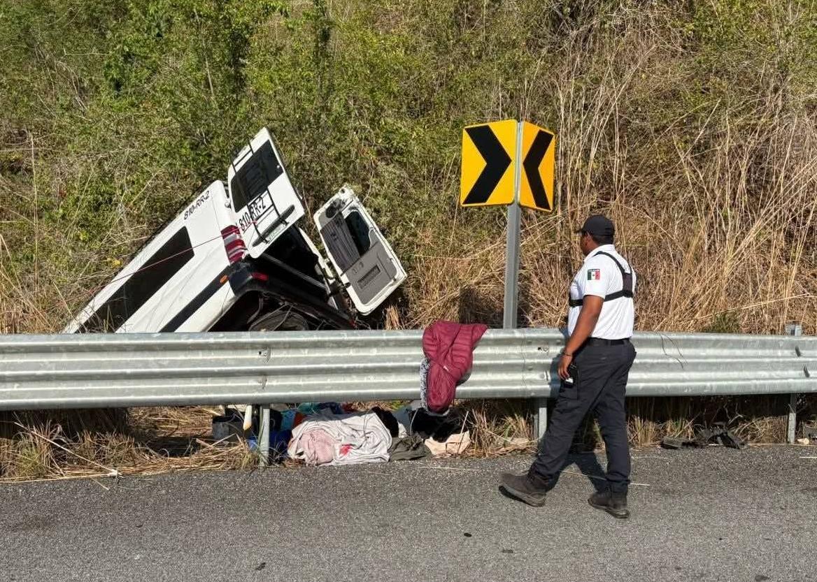 Exceso de velocidad provoca salida de Urvan en la autopista Barranca Larga–Ventanilla
