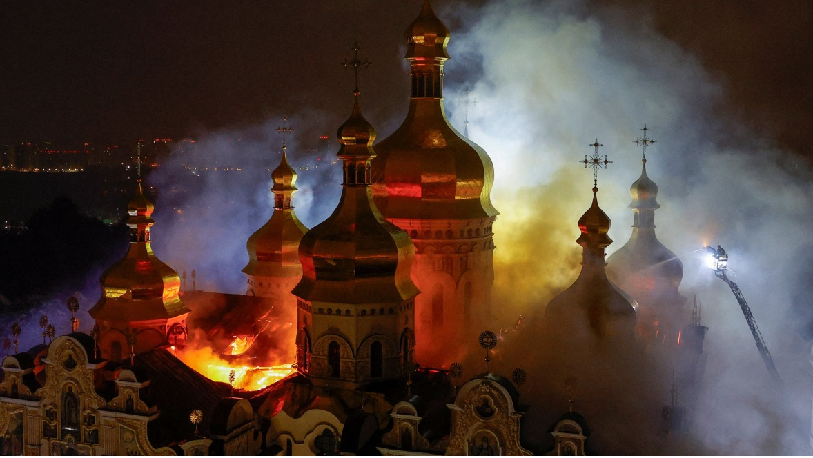 Ataque aéreo de Rusia daña e incendia icónico monasterio en la capital de Ucrania