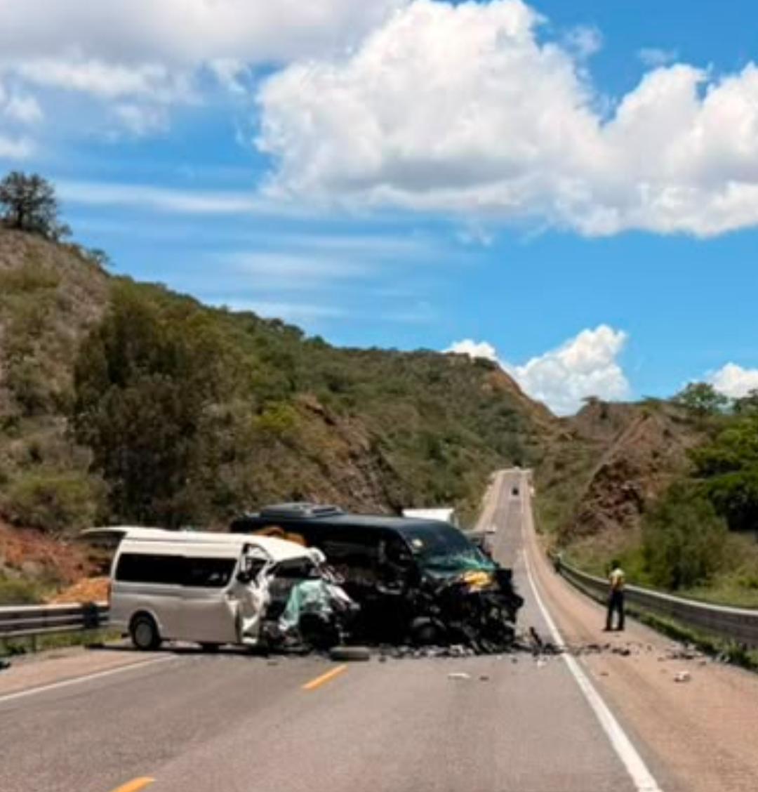 Atienden Gobierno del Estado y Capufe accidente carretero en la autopista Tehuacán - Oaxaca El Gobierno del Estado informa que a través de diversas instituciones y en coordinación con Caminos y Puentes Federales (Capufe) atiende un accidente ocurrido este sábado sobre la autopista Tehuacán-Oaxaca. Dicho percance en el que se vieron involucradas dos unidades tipo vagoneta, mantiene cerrada la circulación en ambos sentidos a la altura del kilómetro 196. Al lugar se dirigen elementos de la Policía Vial Estatal para apoyar con labores de acordonamiento en la zona. Mientras tanto, Servicios de Salud de Oaxaca (SSO) activó la red de servicios hospitalarios para recibir a las personas heridas que requieran atención médica. Asimismo, se dirige una ambulancia del Centro Regulador de Urgencias Médicas y Sistema de Atención Médica de Urgencias (CRUM-SAMU) para brindar apoyo. El Gobierno de Oaxaca reitera su compromiso para atender y auxiliar de manera inmediata a la población cuando se presenten este tipo de acontecimientos.