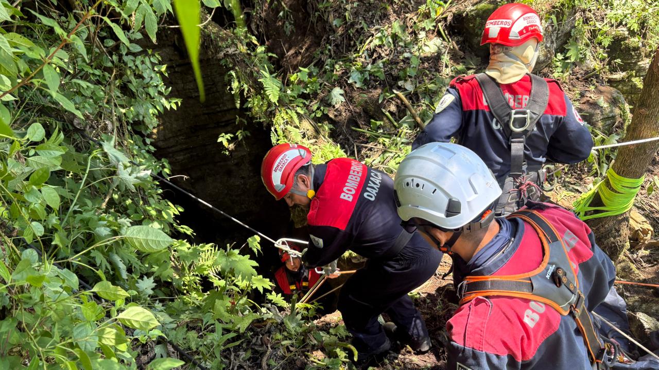 Personal especializado de Bomberos de Oaxaca recupera cuerpo en zona de difícil acceso en Santa Cruz Itundujia