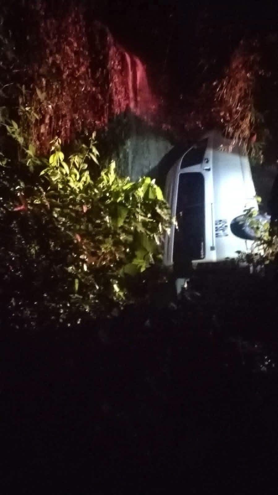 Brinda Protección Civil atención a personas lesionadas en accidente carretero en la Sierra de Flores Magón