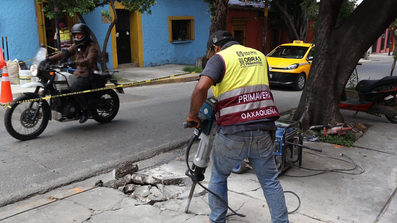 Con el programa SICARÚ LULA’ linda Oaxaca se rehabilitan banquetas en la ciudad capital
