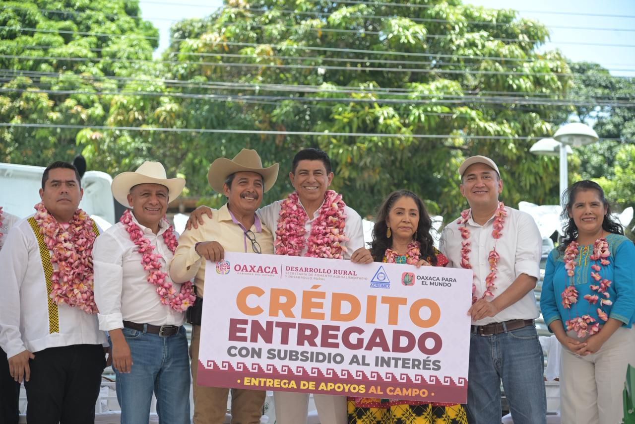 Otorga Salomón Jara apoyos a mujeres emprendedoras y personas trabajadoras del campo en el Istmo de Tehuantepec