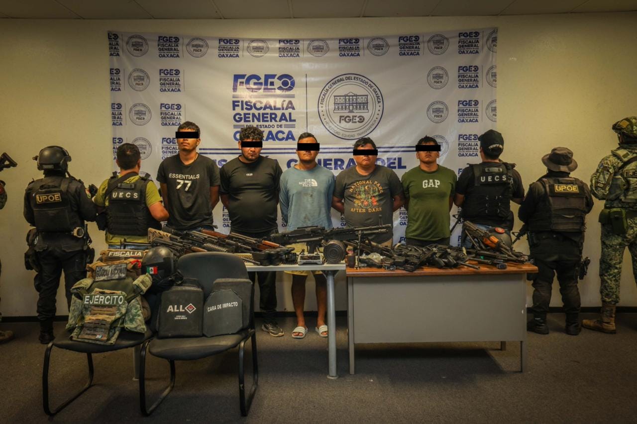 Célula criminal asegurada en el área de Pinotepa; se les decomisaron 11 armas largas, granadas y pistolas 9 milímetros