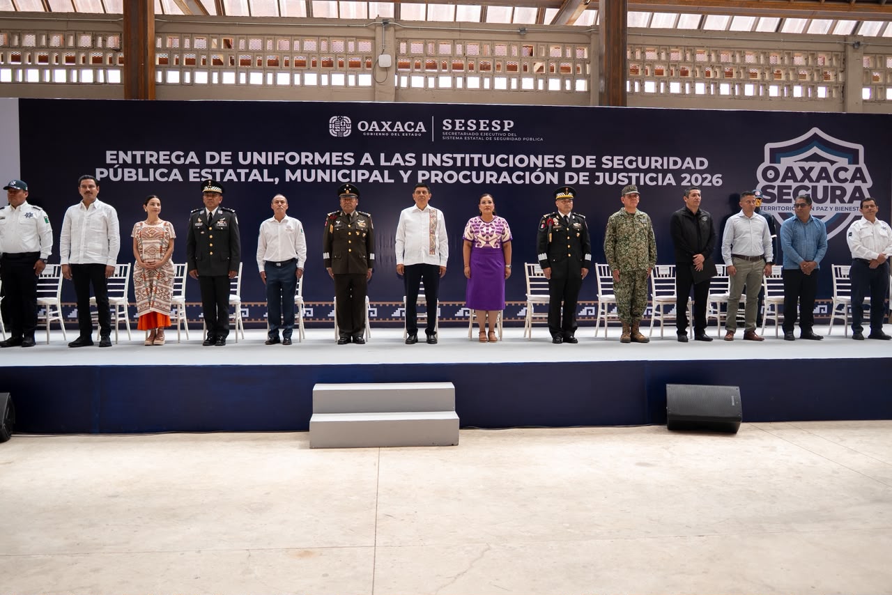 Entrega Gobernador Salomón Jara uniformes a instituciones de seguridad pública estatal, municipal y de procuración de justicia