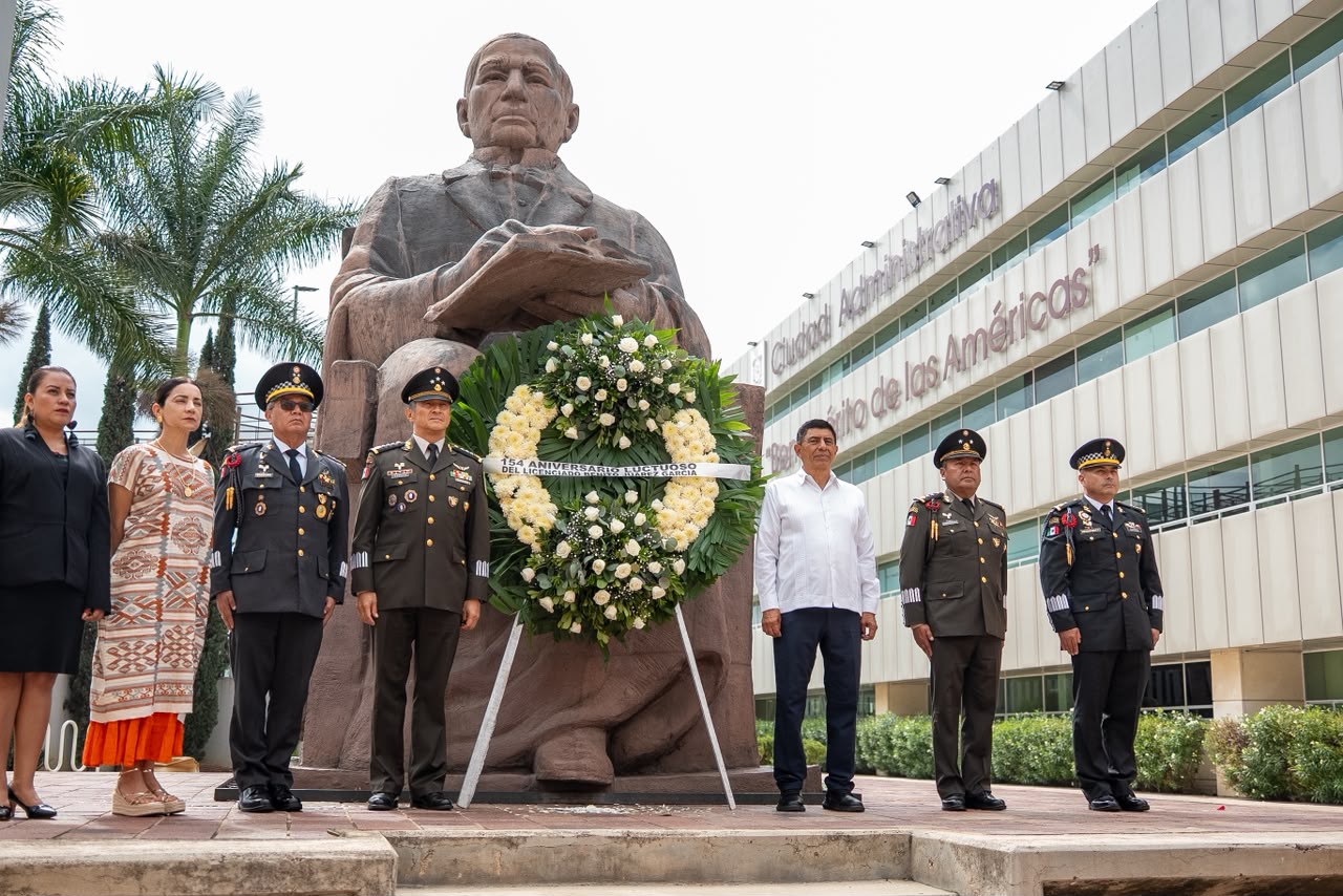 Encabeza Gobernador Salomón Jara ceremonia de Aniversario Luctuoso de Benito Juárez Tlalixtac de Cabrera, Oax., 18 de julio de 2026.- El Gobernador del Estado Salomón Jara Cruz encabezó la ceremonia del CLIV Aniversario Luctuoso del Licenciado Benito Juárez García, en las instalaciones de Ciudad Administrativa “Benemérito de las Américas”. En un acto solemne, el Mandatario Estatal realizó el izamiento de la bandera, mientras el funcionariado y público asistente rindió los honores al lábaro patrio. El Titular de la Gubernatura, en representación de los Tres Poderes del Estado, rememoró que "la vida de Benito Juárez nos recuerda que la política solo tiene sentido cuando está al servicio del pueblo, principios que hoy tienen vigencia en la etapa que vive el país, con la cuarta transformación y bajo el liderazgo de la Presidenta Claudia Sheinbaum, quien impulsa un nuevo modelo de República fundado en el Humanismo Mexicano, la Soberanía, el desarrollo con justicia y el fortalecimiento del Estado como garante de derechos del pueblo”. “Reafirmamos que son las acciones y no las palabras, las que constituyen una transformación pacífica y democrática. Esa es la mejor manera de rendir homenaje al hijo más ilustre de esta tierra”, sostuvo. Reiteró que una de las causas defendidas con firmeza por Benito Juárez, fue la protección de la Soberanía, hacer frente a la intervención extranjera, siendo este el legado que les corresponde a todas y todos preservar con unidad, dignidad y amor a la patria. Posteriormente, junto a representantes de los otros poderes, realizó la colocación de la ofrenda floral ante la estatua de Benito Juárez, además de entonar el Himno Nacional Mexicano. Como parte de la ceremonia, la Banda de Música de la Policía Estatal interpretó el denominado himno oaxaqueño, “Dios nunca muere”.