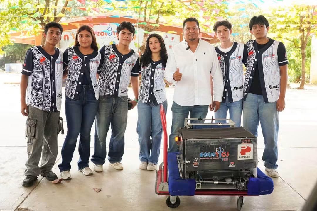 El Espinal, Oaxaca. Estudiantes de la Escuela Secundaria Técnica No. 18 expresaron su agradecimiento a Marco Hernández por el respaldo brindado al Taller de Verano de Robótica, una iniciativa que fortalece el aprendizaje en ciencia y tecnología y fomenta el talento de las nuevas generaciones del Istmo de Tehuantepec.