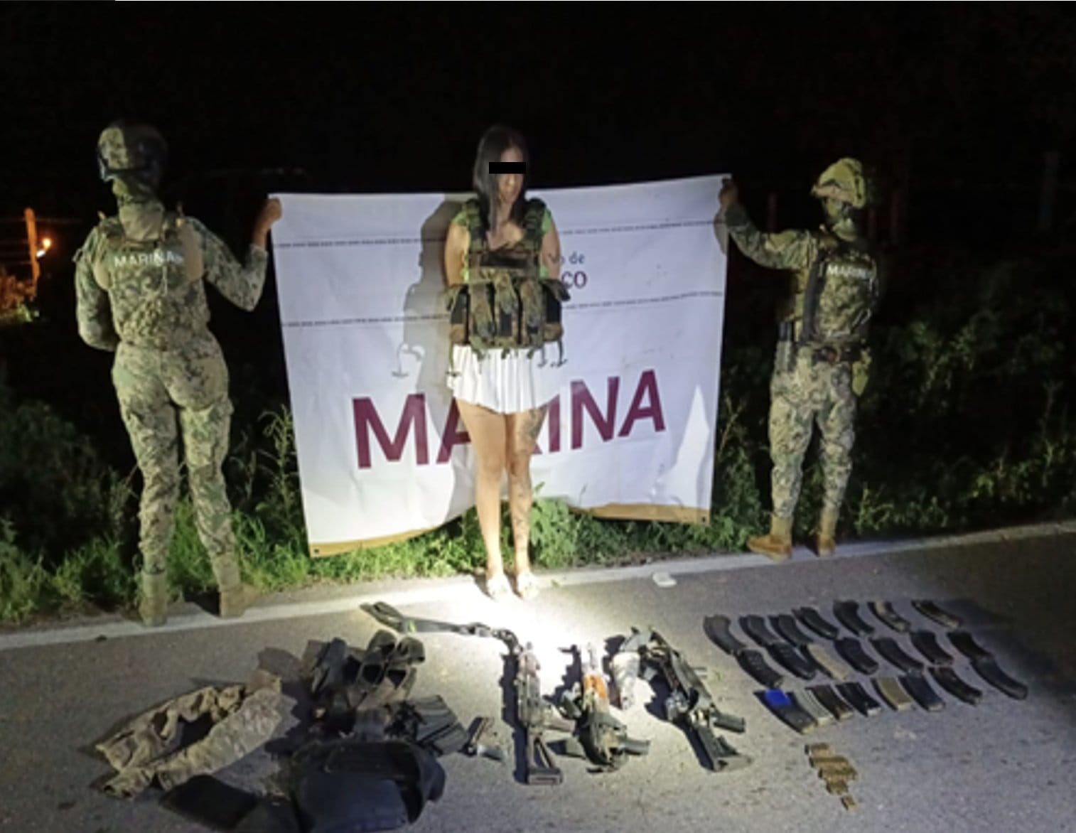 La SEMAR detiene a una mujer con armas en Escuinapa