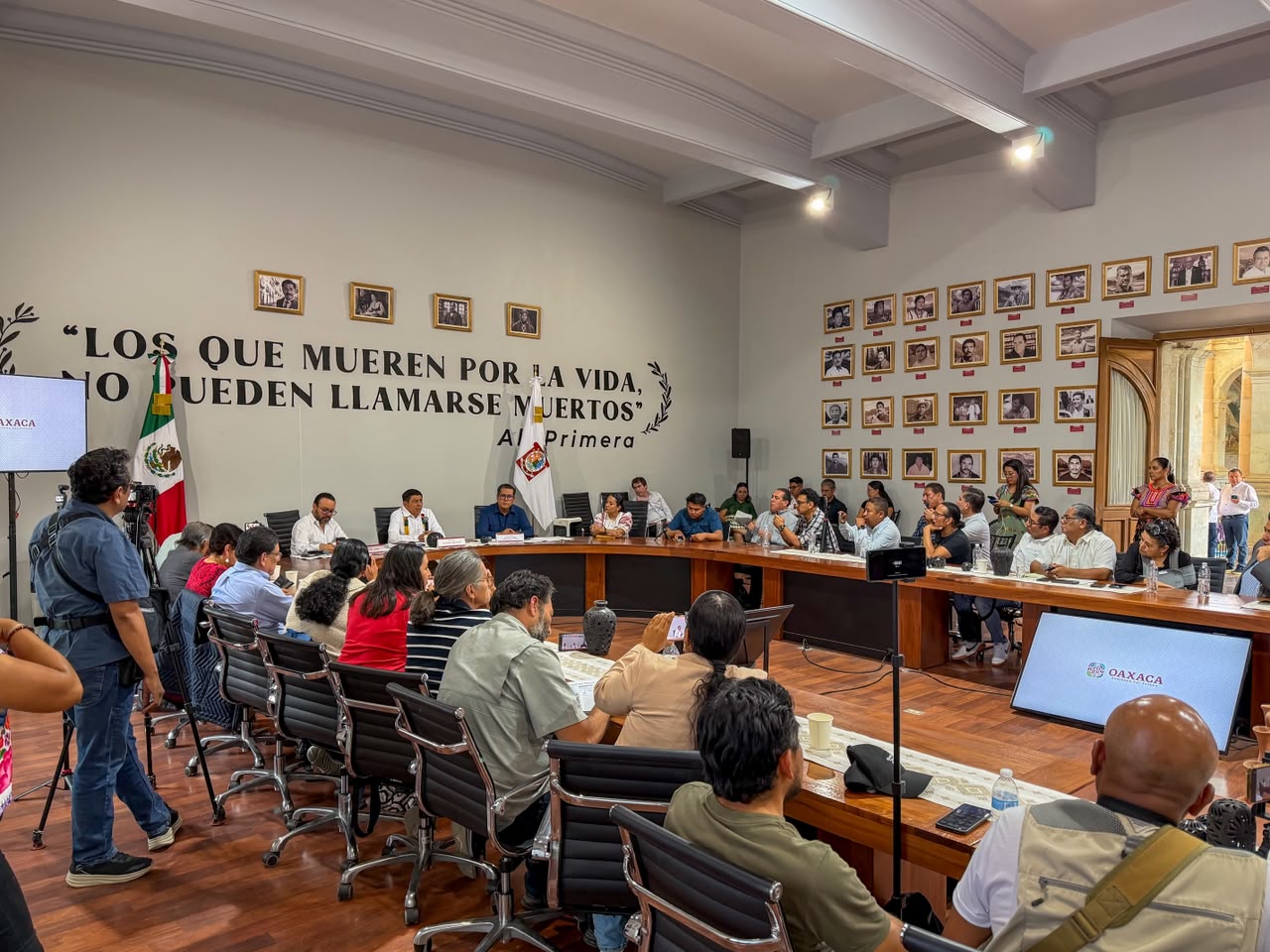 Salomón Jara sostiene encuentro con gremio periodístico, refrenda compromiso de respeto y protección a su labor