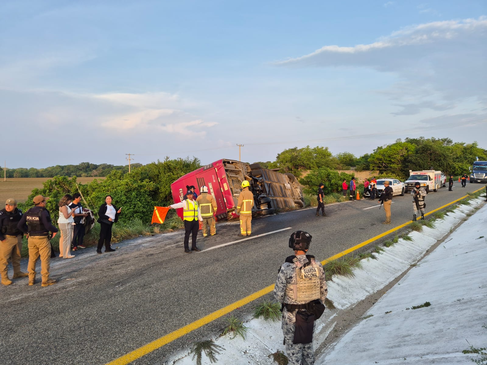 Atiende Gobierno de Oaxaca accidente de autobús en Santa María Colotepec