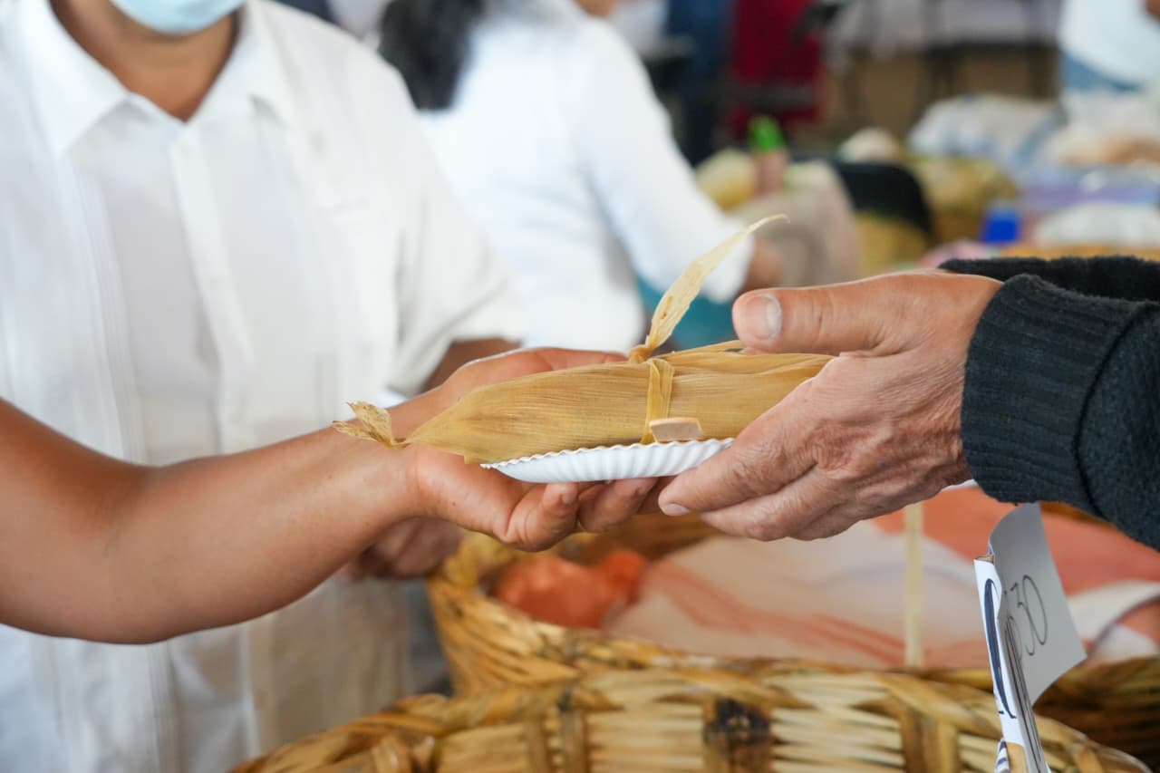 Celebra San Andrés Huayápam su Feria del Tejate y del Tamal en la Plaza de la Danza