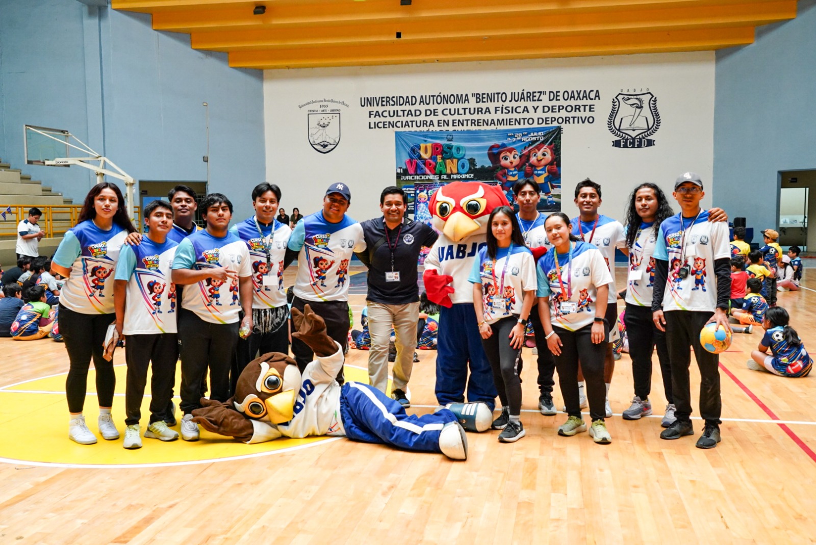 UABJO IMPULSA EL DESARROLLO INTEGRAL DE LA NIÑEZ CON EL CURSO DE VERANO LED 2026 Oaxaca de Juárez, Oaxaca, 3 de agosto de 2026. Con el propósito de fomentar hábitos saludables, fortalecer la convivencia y promover el desarrollo integral de la niñez oaxaqueña, la Universidad Autónoma “Benito Juárez” de Oaxaca (UABJO), a través de la Facultad de Cultura Física y Deporte (FCFD), lleva a cabo el Curso de Verano LED UABJO 2026, en el que participan 130 niñas, niños y adolescentes de entre 5 y 15 años de edad. El programa, que se desarrolla del 20 de julio al 7 de agosto, ofrece un espacio de aprendizaje, recreación y activación física mediante actividades diseñadas para fortalecer las capacidades motrices, el trabajo en equipo, la disciplina y los valores que contribuyen al desarrollo físico, emocional y social de las y los participantes. En el marco de las actividades del Curso de Verano LED UABJO 2026, el director de la Facultad de Cultura Física y Deporte, Mtro. Luis Abel Solano Ramírez, dirigió un mensaje a las y los participantes, así como a madres, padres y tutores, en el que destacó la importancia de impulsar espacios que promuevan la práctica deportiva desde edades tempranas, favoreciendo una formación integral durante el periodo vacacional. “Nuestro compromiso es ofrecer espacios donde las niñeces puedan aprender, divertirse y desarrollar sus habilidades en un ambiente seguro, promoviendo valores como el respeto, la disciplina, el trabajo en equipo y la perseverancia, fundamentales para su formación dentro y fuera del ámbito deportivo”, expresó. Como parte de este programa, las y los participantes practican disciplinas como fútbol, basquetbol, voleibol, atletismo, tochito bandera, boxeo, taekwondo, sport dance y crossfit, además de diversas actividades recreativas orientadas a fortalecer la convivencia, la creatividad y el trabajo colaborativo. En esta actividad también participaron el Mtro. Jorge Antonio Valeriano Paulino, director de Cultura Física y Deporte; el Mtro. Isaí Maldonado García, coordinador de Academias de Fútbol de la FCFD; y el Mtro. Rafael Gómez Arango, docente de esta unidad académica. El Curso de Verano LED UABJO 2026 refleja el compromiso de la Universidad con la construcción de entornos que favorecen el desarrollo físico, emocional y social de las nuevas generaciones, consolidando al deporte como una herramienta fundamental para la formación integral y el bienestar comunitario.