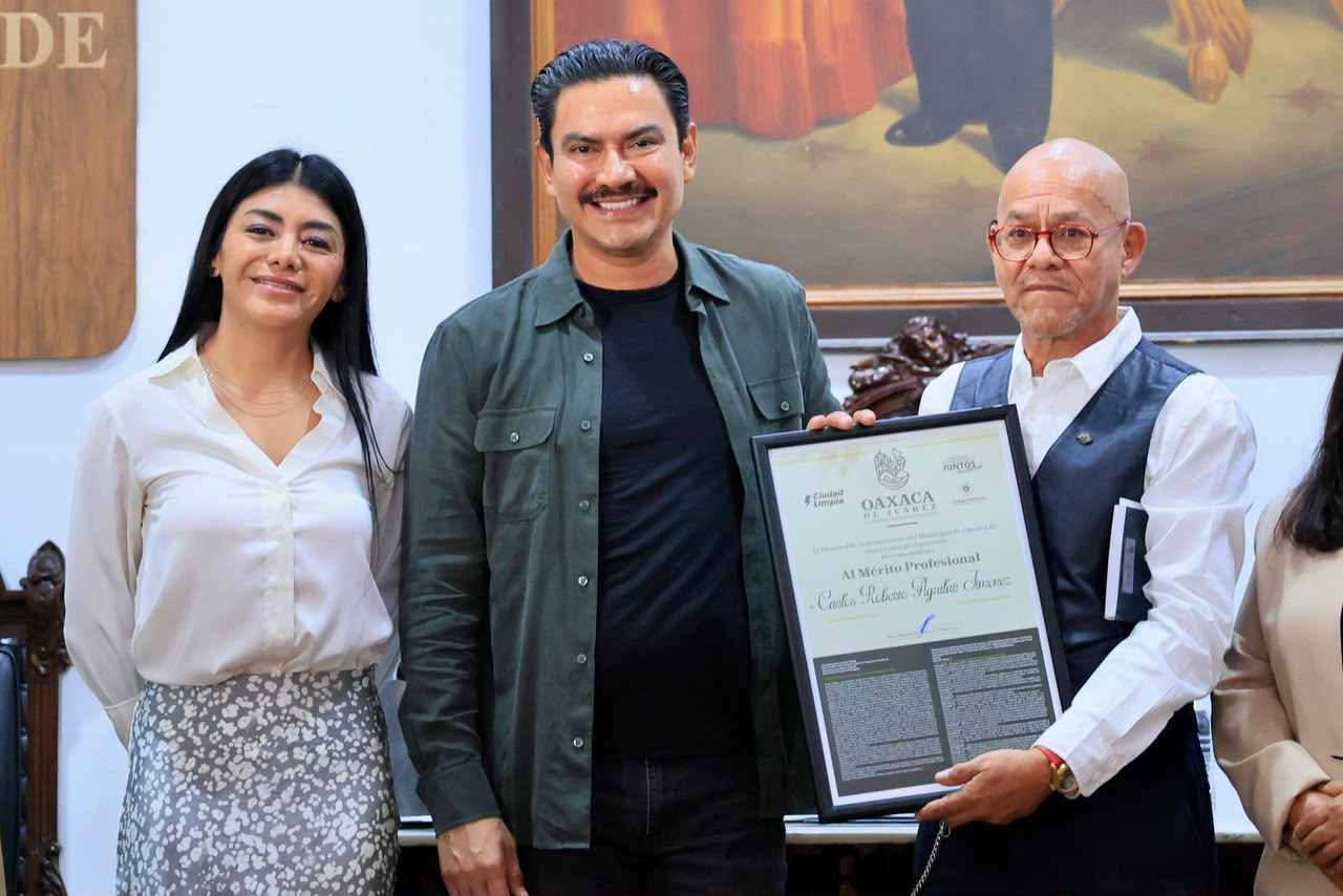 Cabildo de Oaxaca de Juárez reconoce la trayectoria de Carlos Roberto Aguilar Jiménez