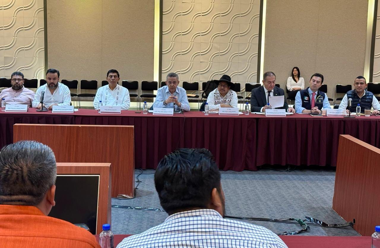 Reunión del caso #Chimalapas, con la @SEGOB El gobernador @Salomon Jara en la #CDMX sostuvo en la @SEGOB_mx una importante reunión de trabajo con el subsecretario César Yáñez; el titular del @INPImx, Adelfo Regino (@DEELAYUUK); autoridades agrarias federales, así como autoridades comunales y municipales de San Miguel #Chimalapa. "Avanzamos en la construcción de una ruta de diálogo y acompañamiento federal que permita atender los planteamientos de San #MiguelChimalapa y generar condiciones para una interlocución institucional con las comunidades involucradas." Este proceso debe conducirse con responsabilidad, con respeto a la sentencia de la Suprema Corte, a los derechos agrarios y, sobre todo, a la voluntad y las decisiones de las propias comunidades.