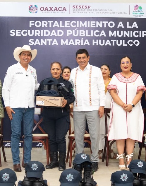 Fortalece Gobierno de Oaxaca seguridad pública con entrega de uniformes y equipo en Santa María Huatulco